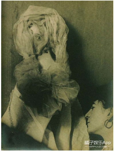 在英国维多利亚时期，人们对于灵魂有着痴迷的喜欢，他们不仅相信灵魂是真实存在的，而且愿意相信故去的人其实一直都生活在自己身边。

只不过它们以另外一种形式存在：灵魂。