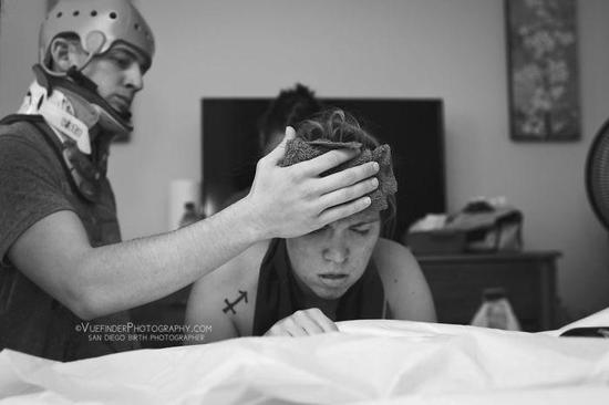 在他们第二个孩子出生的三个月前，这名父亲在阿富汗的一次事故中严重受伤。他无法在身体上支持他的妻子，但他找到了其他方法来帮助她。