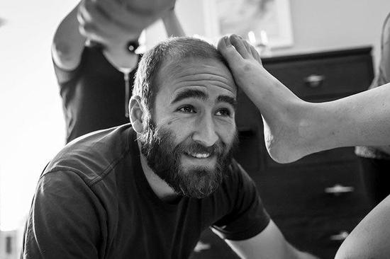  “我非常喜欢我丈夫的这张照片。在生产的过程中，我告诉他不要动!，他就用他的头一直支撑着我的脚。我的整个怀孕和分娩过程中，他告诉我:我知道你可以做到的，你会成为非常了不起的妈妈，他一次又一次地成为我坚实的依靠。” 