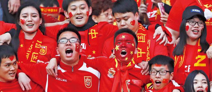 奏国歌时不能将手放胸口？