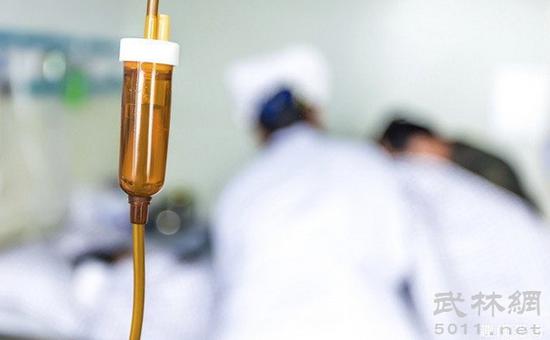 1979年，克里斯坦森历经多次手术，最后还是不幸过世，死因是断腿导致肿瘤扩散。多年后，克里斯坦森的母亲离婚，和别人再婚，生下派拉克，尽管派拉克大腿没有疾病，但是走路永远是一拐一拐，没有任何医学原因。