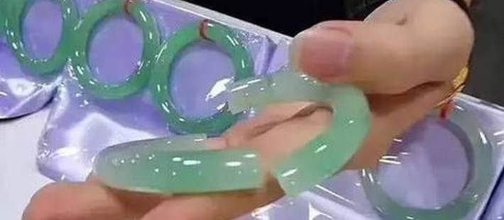 碰瓷?摔坏玉镯评估18万引争议