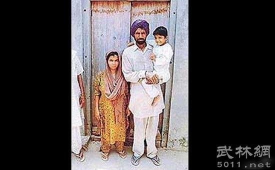 印度一名男童辛格从两岁就开始向父母说，自己真正的名字是萨特南，住在40公里外另一个村庄，因为前世父亲骑机车载他出车祸，导致最后年仅15岁就死了，死前最后的印象只有自己的血把学校的教科书都染红了。家人之后调查，发现真的有萨特南这个人，也找到那本被血染红的书。