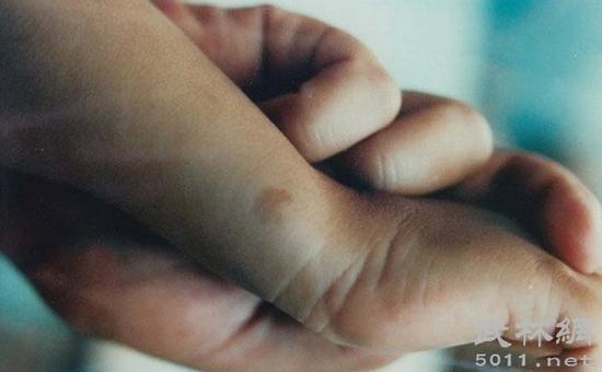 一名缅甸男孩代号K.H，一出生就有胎记，形状和11个月前死去的爷爷一模一样。男童2岁时就叫奶奶「Ma Tin Shwe」，一个只有爷爷才会叫的亲昵称号。更玄的是，当初K.H母亲怀孕时，梦到自己的父亲托梦说，我想继续和你一起住。