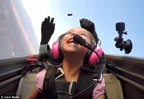 小女孩看起来很兴奋，一边飞一边哈哈大笑