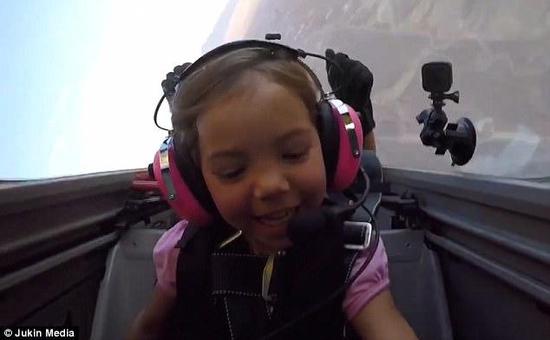 飞机上的摄像机拍下了兴奋的女孩