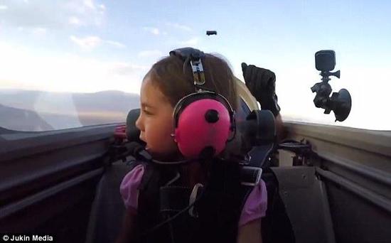 飞机飞越过内华达的高山