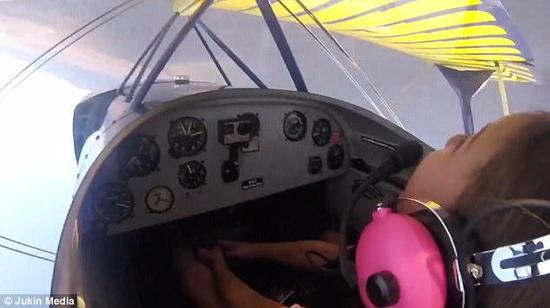 小女孩再次将飞机翻转一圈