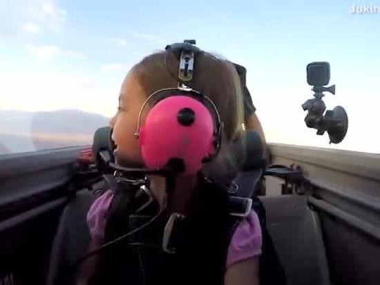 小女孩开飞机 空中玩360度转体
