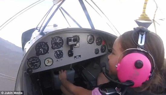 女孩通过桶滚动作将飞机旋转360度