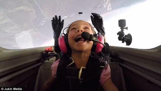 小女孩的父亲在后面保护她