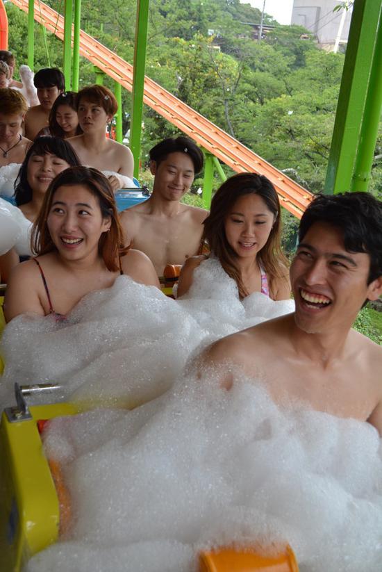 乐园将旋转木马的马车改装成浴缸