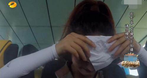 赵丽颖坐过山车全程尖叫 捂脸吓到哭