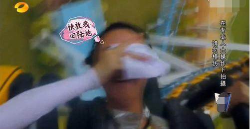赵丽颖坐过山车全程尖叫 捂脸吓到哭