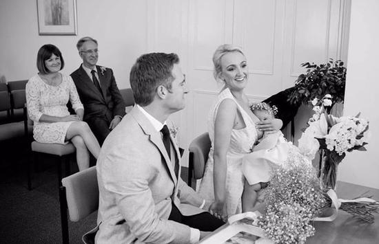 她在网上写道，2017年7月17日早晨，我和丈夫都给了我们的父母一个大惊喜！我们告诉他们今天要出席一场正式餐宴，但其实是我们要结婚了！我16个月大的女儿刚长牙没多久，当天她有点不知所措、过度兴奋又沮丧，所以我决定结婚全程都坐下来抱着她喂奶，因为艾莉需要妈妈的安慰，我想让她知道，我会在她身边。