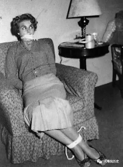 照片中全身遭绳子捆绑住的女性名叫茱蒂丝，她是一名模特儿，而拍下这张照片的人是哈维，职业为专业摄影师，不过他的另一个身份是一个连续杀人魔，专门欺骗模特儿。等到模特儿答应后哈维就会将她们全身绑起来加以性侵、折磨，最后再杀害。最可怕的是，当拍摄这张照片时茱蒂丝还完全不了解她即将面临死亡，甚至还在梦想这套捆绑照片可以让她大红大紫。