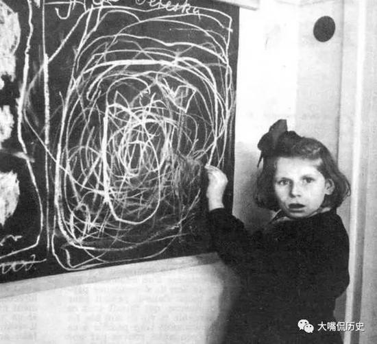 这个女孩叫泰勒斯卡，是从波兰的集中营被救出来的。当她被要求画出家的时候，泰勒斯卡画出一团一团的圈圈，在可怜的泰勒斯卡心中恐怖的集中营早已盖过温暖的家庭了。