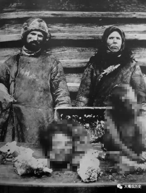 这张照片我很不好描述。这是发生在1920年俄罗斯闹饥荒的时候，照片中的这对男女前面的桌上摆着是他们的孩子及一部分身体……孩子已经死掉了，是睡杀的不用我说了吧。摆在桌子前是用来卖的……这就是所谓的易子相食吧。