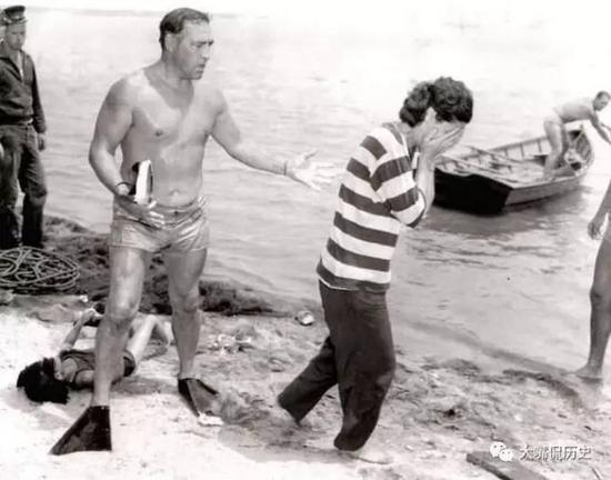 这位蒙面哭泣的的女人叫汤姆斯。这天汤姆斯跟她的老公与两个孩子派翠莎、雷门一同到海边野餐，结果汤姆斯一恍神的时间，两个孩子都已不见踪影。最后出动救难人员，才发现了派翠莎的尸体，也就是照片中躺在沙滩上的那位小孩，正当救难人员正试图安慰汤姆斯时，他们又发现了雷门的尸体……