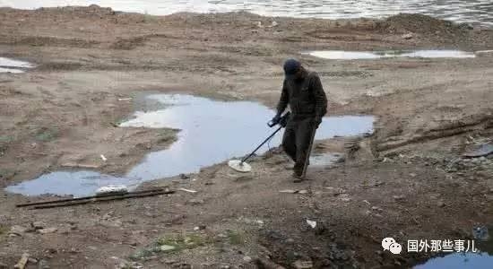 Godfrey 玩金属探测器已经六年了，但是他之前从来没有找到过金子。他通知了当地历史档案馆和博物馆，告知自己的发现。