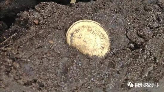 发现者叫 Godfrey Pratt ，他在英国诺福克郡阿特尔伯勒的田地里面用金属探测器找到了吊坠。Godfrey 住在附近的小镇，他表示：“刚开始以为只是一个金色的瓶盖，但是当我近距离观察的时候发现它应该很重要。”“这是一个黄金吊坠，是及其罕见的，很少有在英国被发现。”