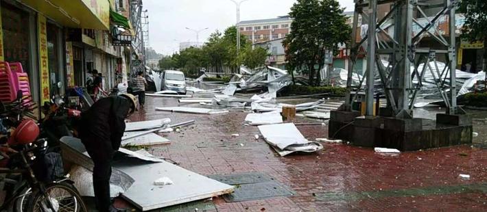 台风中扶车身亡是贫穷之苦