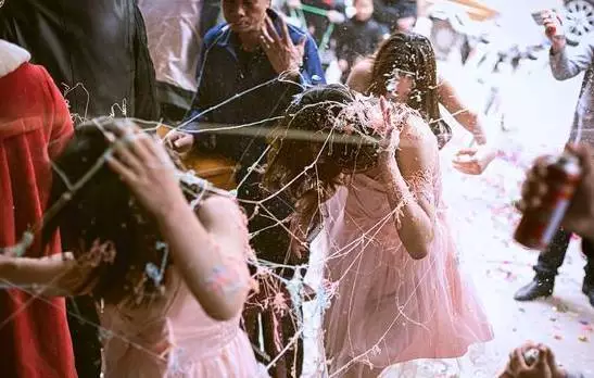 相信参与过婚礼的人，总会见到这样一幕：兄弟团声称要增添婚礼的喜庆气氛，在接新娘的时候，会买上几箱雪花，在出门的时候对姐妹们进“袭击”!而他们喷雪花的方式，总是让人美颜尽失、狼狈之极!