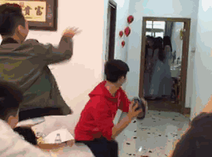 “用不明液体水球扔向姐妹团”