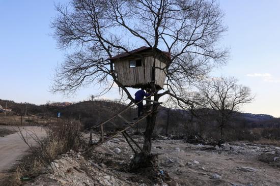 2017年夏天辽东的洪灾，让王承德价值20多万的鱼池和鱼瞬间化为乌有，资金链断裂。洪灾之后的好多天，王承德经常坐在树屋里发呆。