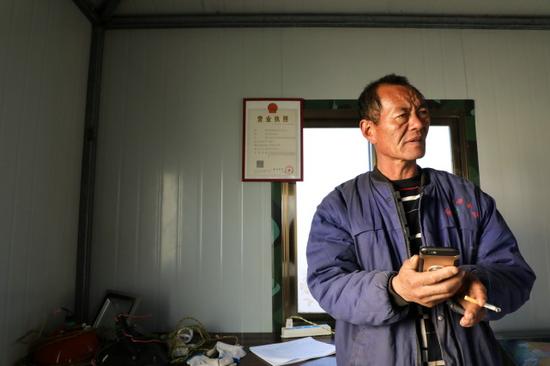 如今，王承德牵头成立了食用菌生产合作社，旗下有七个成员。王承德说，明年夏天再来看吧，养鱼池肯定恢复了，地栽木耳也长出来了，一万只跑山鸡将会漫山遍野。