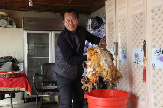 一年后，他在给自己留了不到3斤的太岁后，其余全部卖掉，收入了300万元。