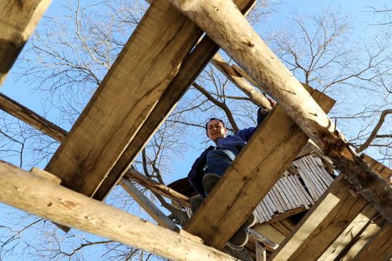 发呆了几天，痛下决心，把剩下的40多头毛驴全部出手，卖了20多万，这才让资金得以周转。