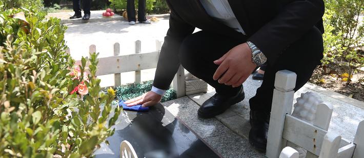 代客扫墓者：已拒绝哭坟跪拜