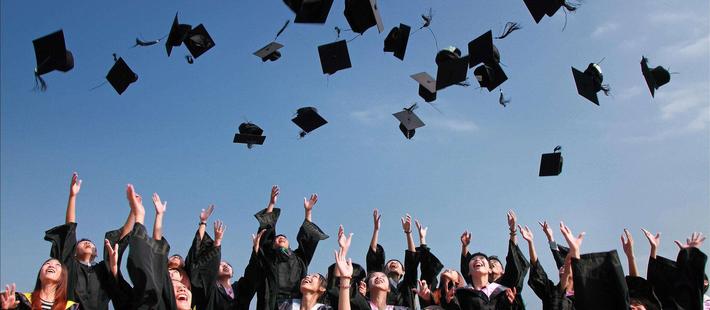 拍毕业照时别再高抛学士帽