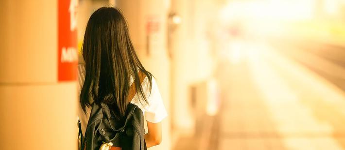 女孩遭同学抢劫脱衣,警方撤案