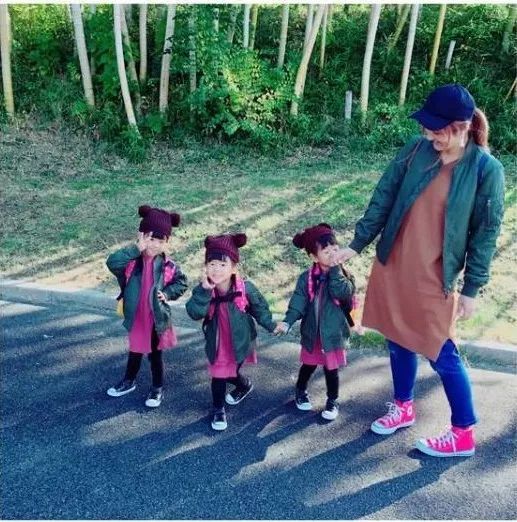 3只小可爱今年5岁，和两个文静的姐姐相比，她们三个就欢脱多了。