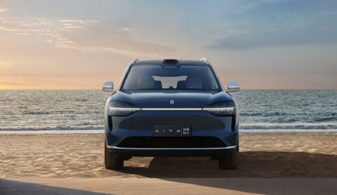 问界 M9 荣登“世界十佳智能汽车”