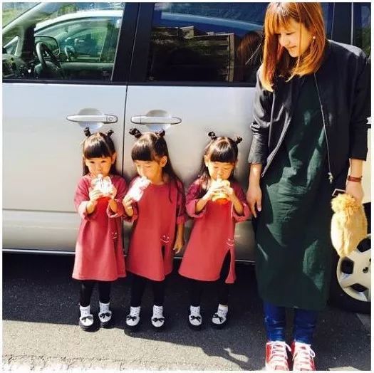 3只小可爱今年5岁，和两个文静的姐姐相比，她们三个就欢脱多了。