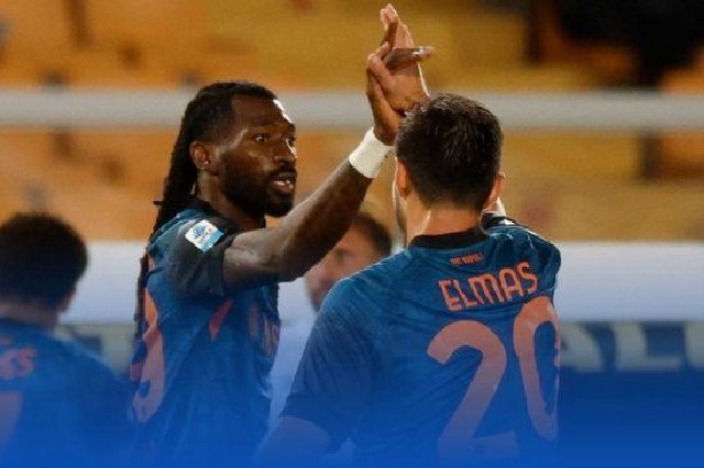 先赛3分领跑!那不勒斯1-0莱切两连胜 安古伊萨制胜、瓦尼亚扑点