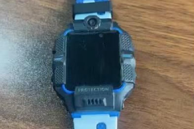 小学生沉迷“刷赞当大佬”，电话手表的社交乱象如何规范？