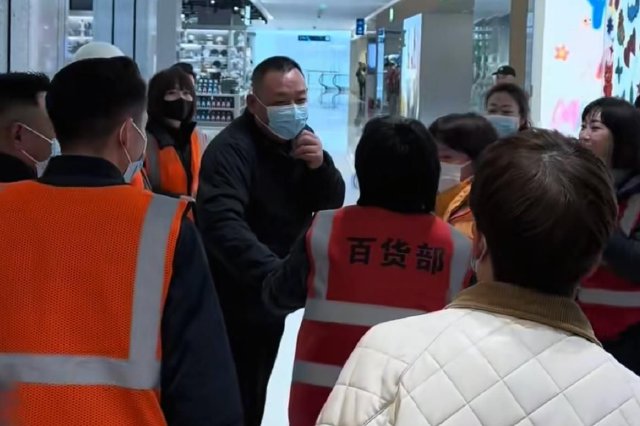于东来现身新乡胖东来三胖店，实地走访考察新店筹备进度，市民偶遇亲切拍照留念