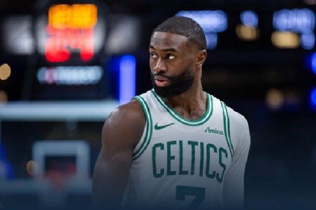 绿军送雄鹿5连败 杰伦·布朗30+13 西蒙斯27分 罗林斯25+6+7