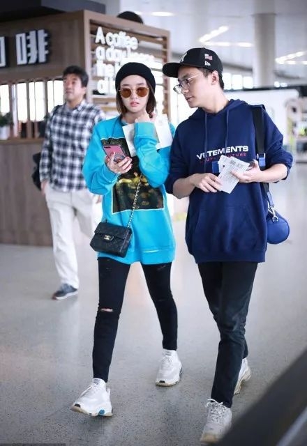 有网友爆出唐艺昕和经纪人贾川同行的照片，可以看出两人十分自在的聊天，距离也确实挨得很近。