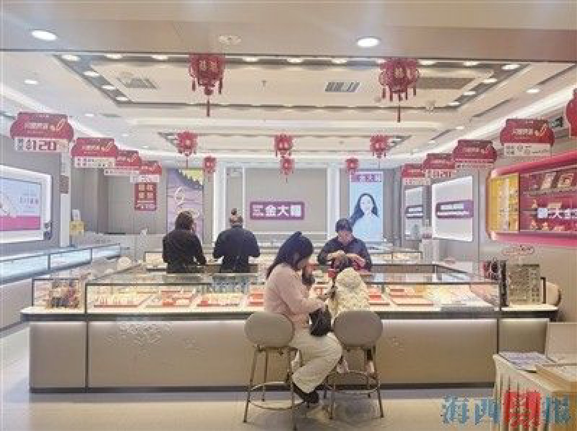 金饰价格涨到1600元/克 一夜涨102元