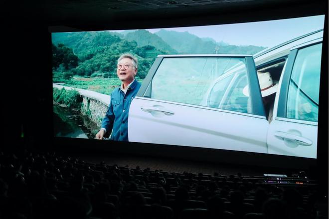 老范（范伟饰演）乘坐哈弗H6返回望溪村