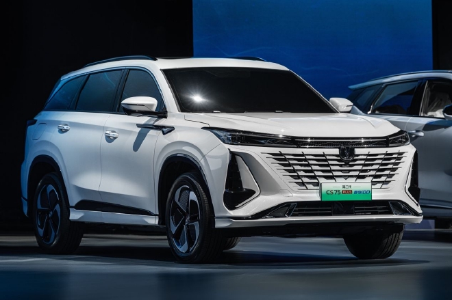 明星车型齐聚亮相 智电·星纪元 长安汽车智电之夜第二弹闪耀而来