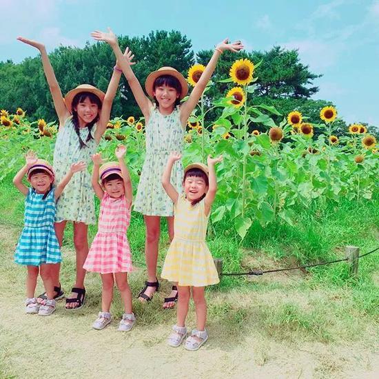 爸爸自然要负责拍照啦！当然，除了拍照爸爸还要负责带着5个前世“小情人”出去玩。