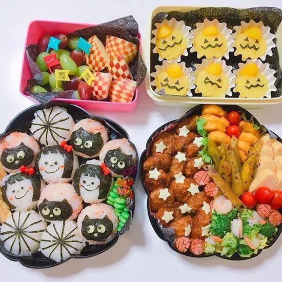 妈妈就主要负责制作各种美味又营养的食物来填饱她们的肚子。