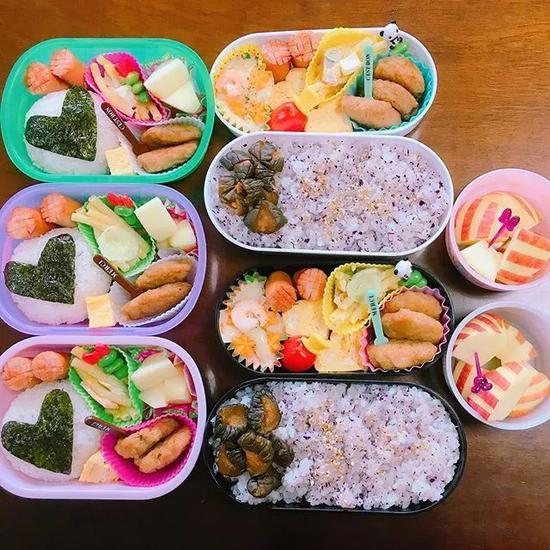 妈妈就主要负责制作各种美味又营养的食物来填饱她们的肚子。