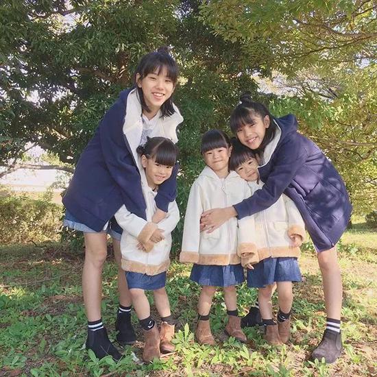 makiko每天最喜欢的就是在网上更新自己女儿们的照片。因为画面超温馨，穿搭也很有特色。